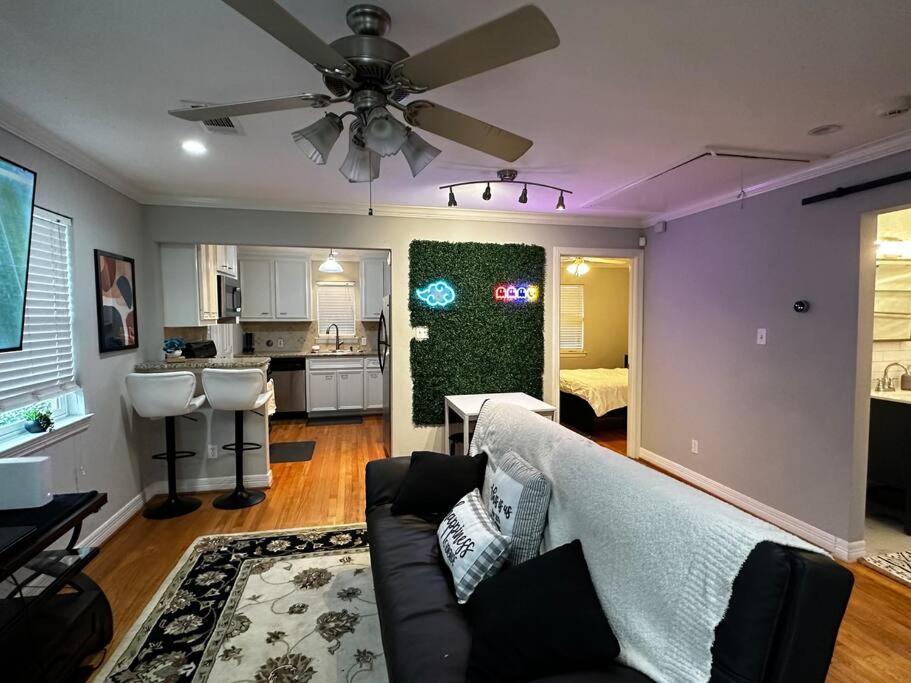 Townhouse Near Midtown Apartment ฮูสตัน ภายนอก รูปภาพ