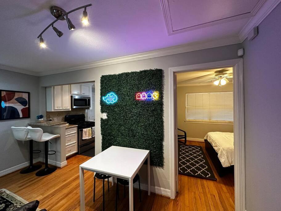 Townhouse Near Midtown Apartment ฮูสตัน ภายนอก รูปภาพ