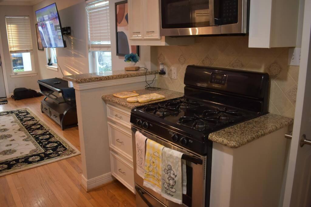 Townhouse Near Midtown Apartment ฮูสตัน ภายนอก รูปภาพ