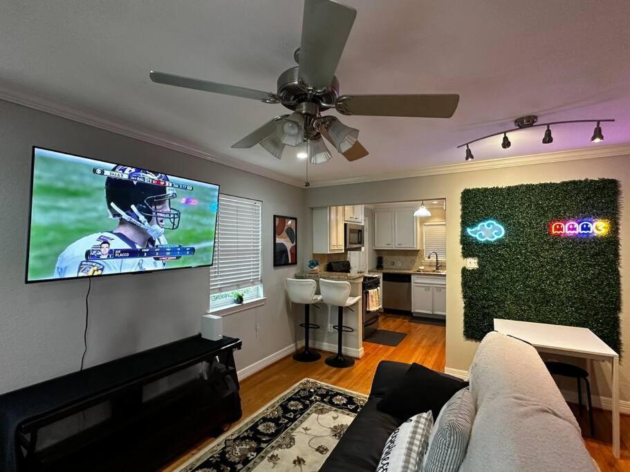 Townhouse Near Midtown Apartment ฮูสตัน ภายนอก รูปภาพ